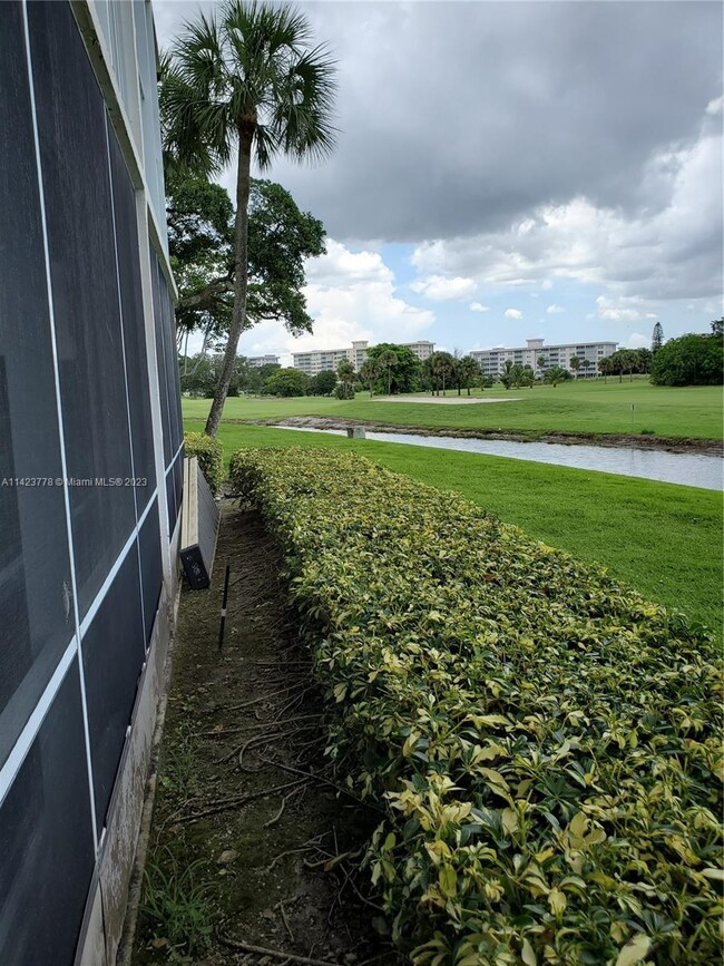 Building Photo - 2901 S Palm Aire Dr