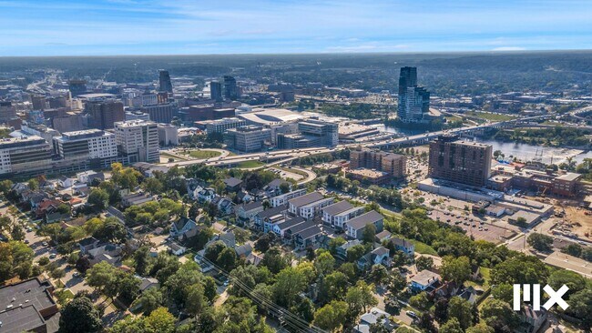 Building Photo - Two Bedroom Condo on Lookout Hill in Grand Rapids!