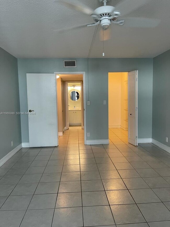 Building Photo - 1000 Parkview Dr