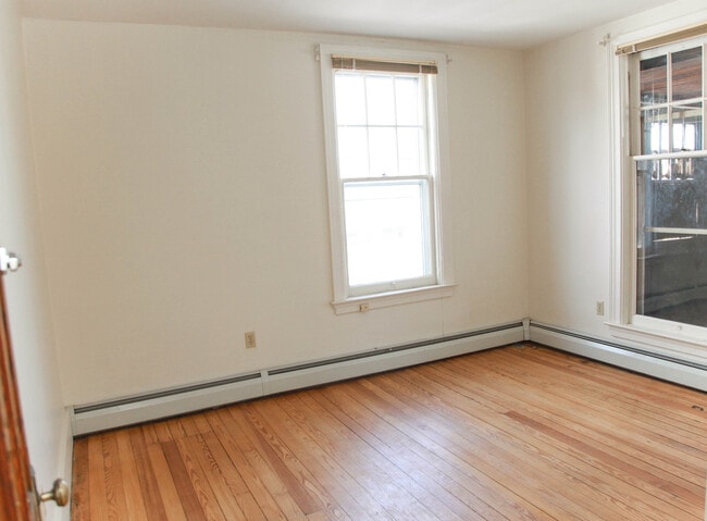 Building Photo - Large 3 Bedroom + Bonus Room with Laundry ...