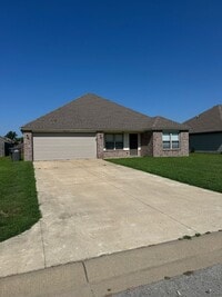 Building Photo - 4 Bed / 2 Bath Ready for move in!
