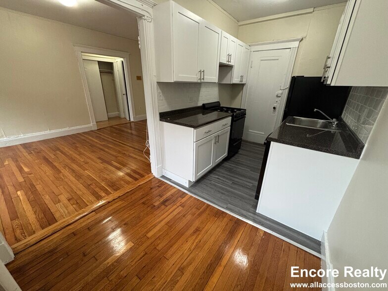 Building Photo - 462 Park Dr