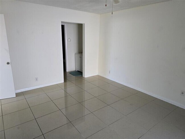 Building Photo - 433 SW 61st Terrace