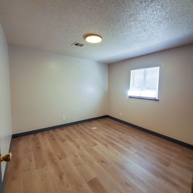 Building Photo - 642 N Beard Ave