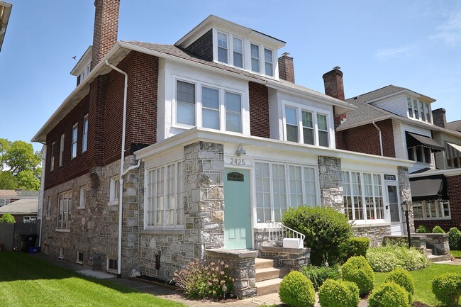 Building Photo - Adorable 5 Bed Single Family Home Near Uptown