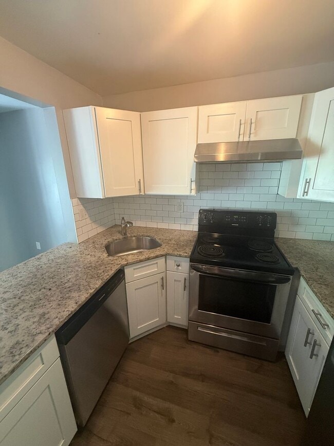 Building Photo - Fresh Paint and Updated Condo in Parkville MD!