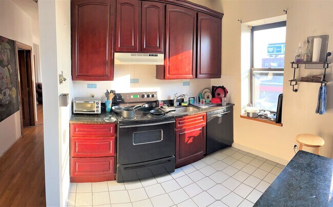 Building Photo - A must-see sun-splashing condominium unit ...