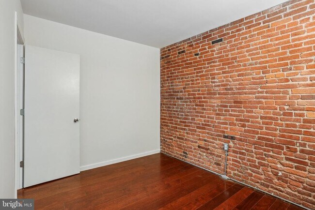 Building Photo - 810 N Hancock St