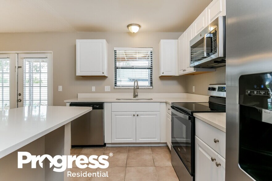 Building Photo - 10019 Creekwater Blvd