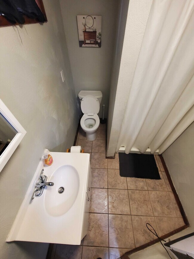 Building Photo - 37 Bancroft St