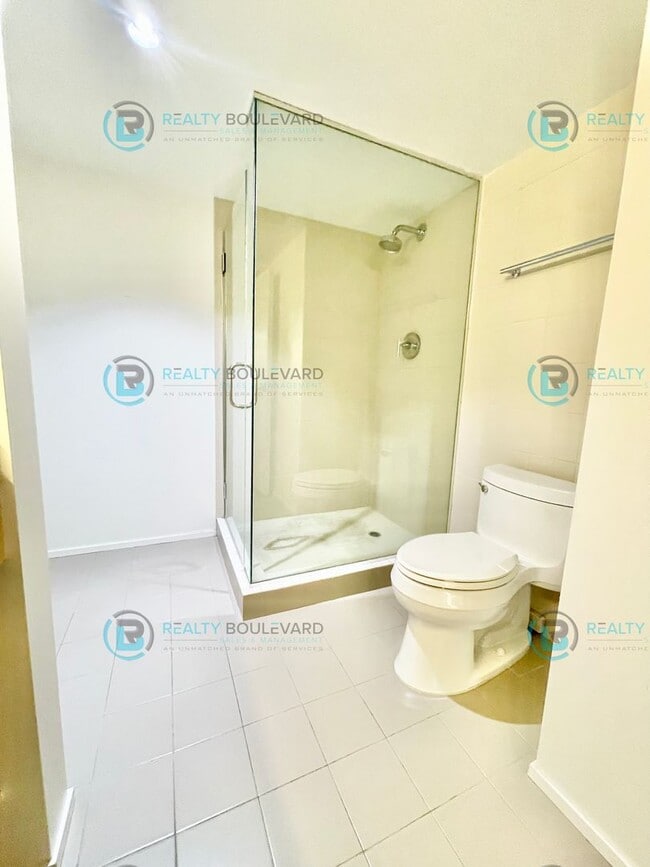 Building Photo - Modern 1 Bedroom 1 Bath Luxury Condo at Th...