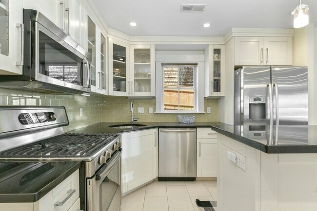 Building Photo - 408R Putnam Ave