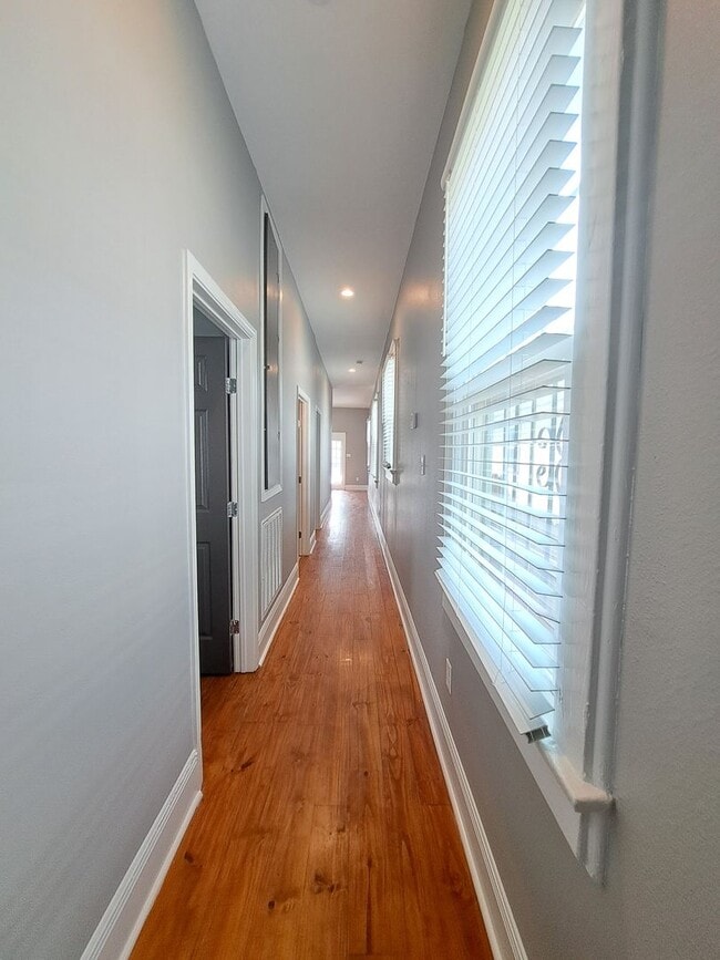 Building Photo - GORGEOUS 3BR/2 BA Single Family Home!  $500 off 1st Month's rent