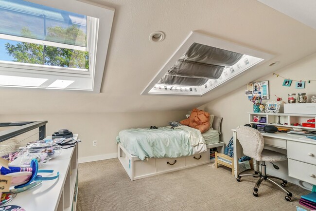 Building Photo - 2+ Bed 2.5 Bath East Madison Townhouse