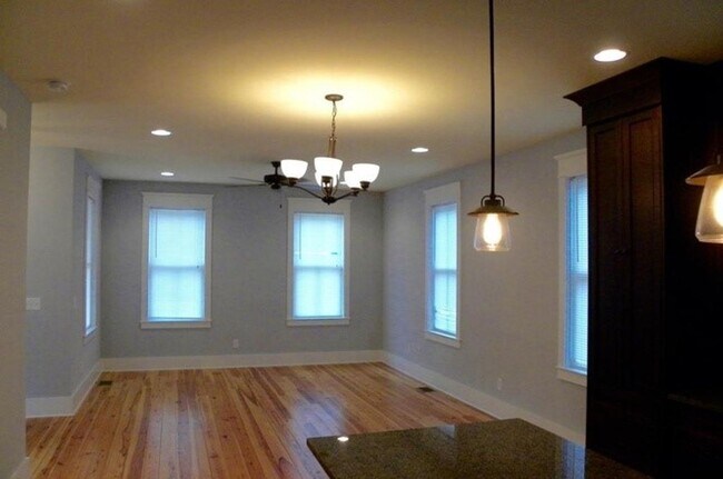 Building Photo - Charming 3-story Home in the Heart of Down...