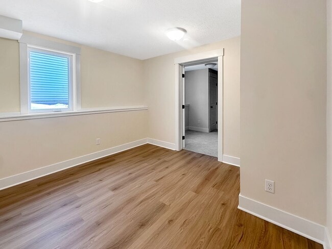 Building Photo - 860 Houseman Ave NE