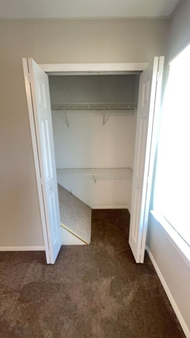 Building Photo - 2Br/2Ba Townhome in the J-town/Ferncreek area