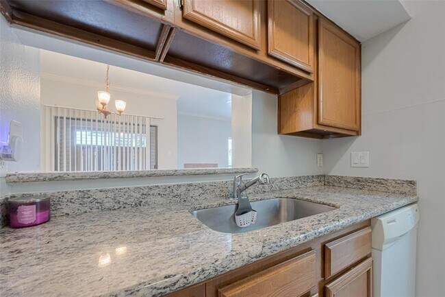 Building Photo - 2025 Augusta Dr
