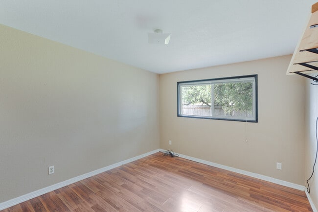 Building Photo - THREE BEDROOM IN MINT VALLEY