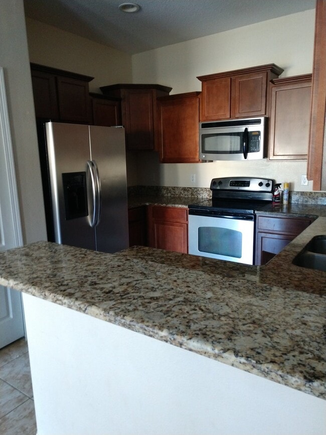 Building Photo - Spacious 3 bedroom, 2 bath corner unit.