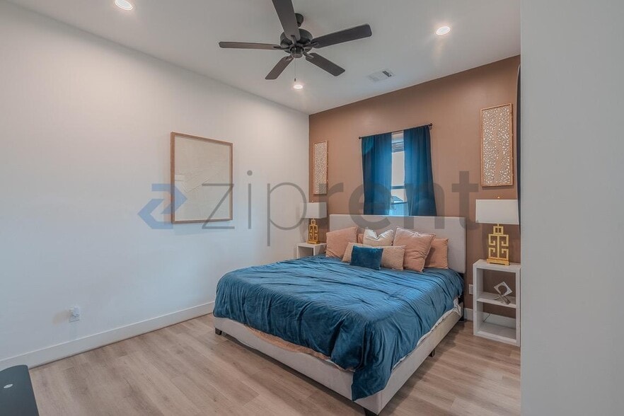 Building Photo - Unit B