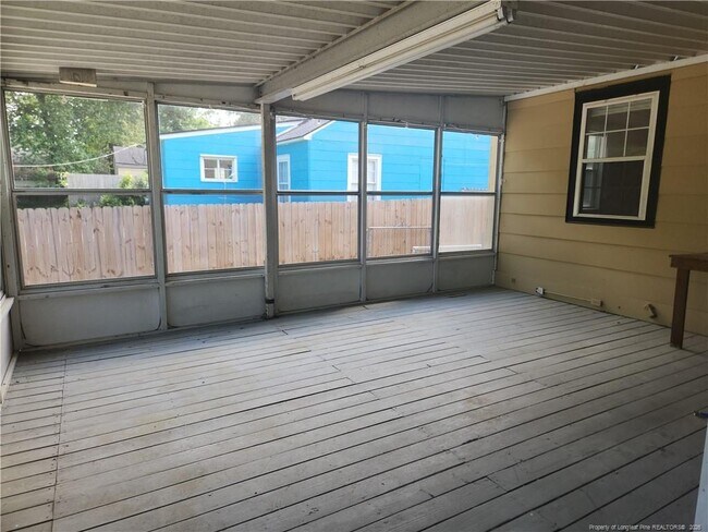 Building Photo - 227 Pinecrest Dr