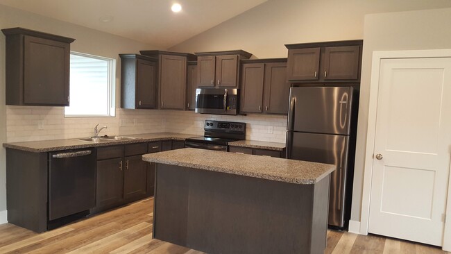 Building Photo - 5128 Betty Lou Blvd