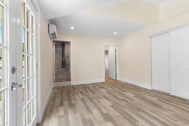 Building Photo - 710 S Pine St