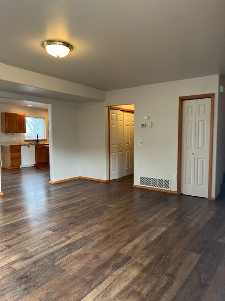 Building Photo - 1983 Greatview Dr