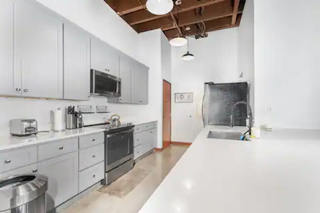 Building Photo - Loft
