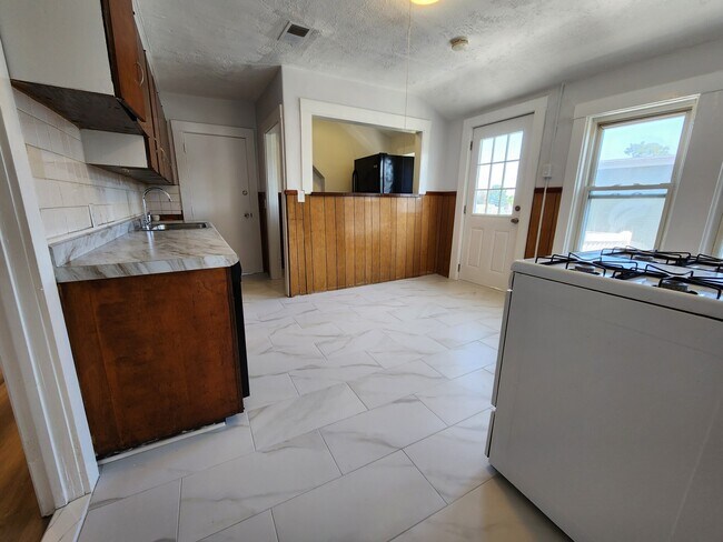 Building Photo - 37 Herrod Ave