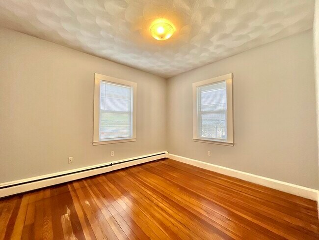 Building Photo - 118-120 Paul Revere Rd