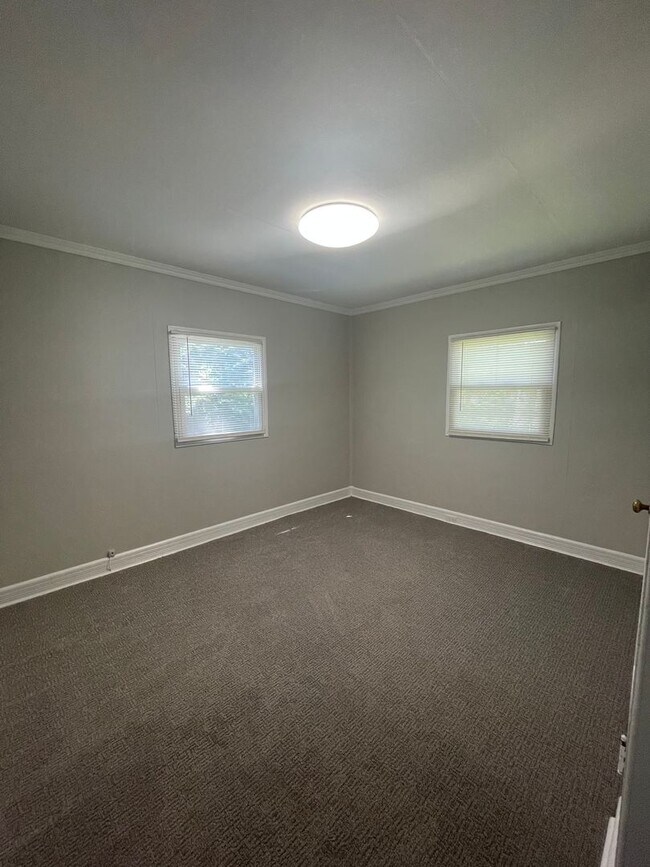 Building Photo - 3 Bedroom Single Family Home