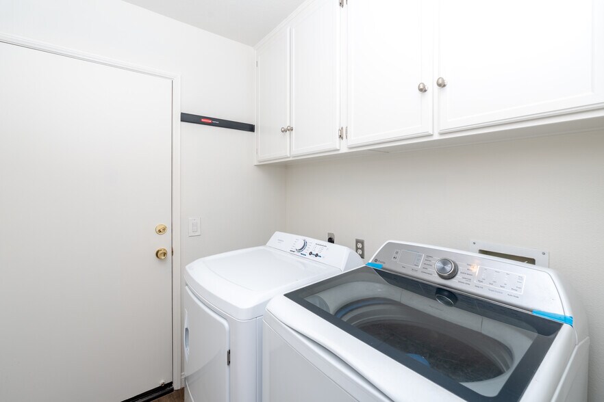 laundry room - 31939 Monique Cir