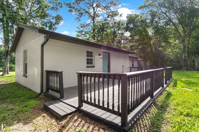 Building Photo - Gardener's Paradise! 3BR Home on Oversized Lot with Shed & Greenhouse
