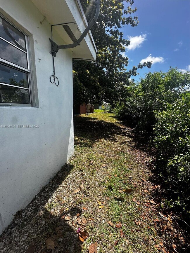 Building Photo - 821 SW 2nd St