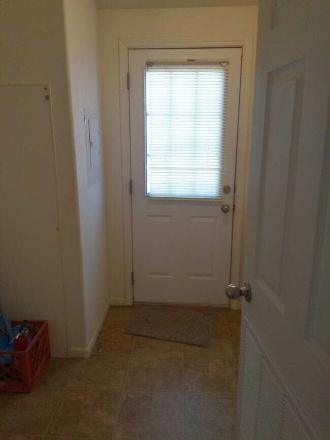Building Photo - WInter Rental Oct to April 2026