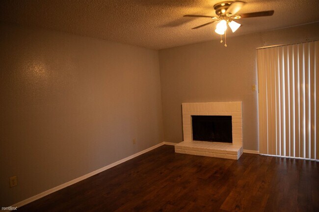 Building Photo - 2 br, 1 bath Townhome - 5803 Shadydell Dr