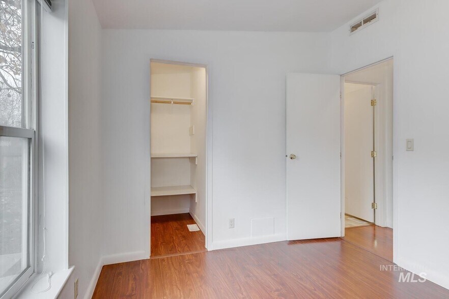 Building Photo - 2107 S Phillippi St