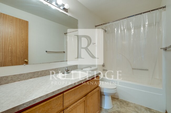 Building Photo - 3 Bedroom / 3 Bath Home Available in the Heart of Shady Cove!