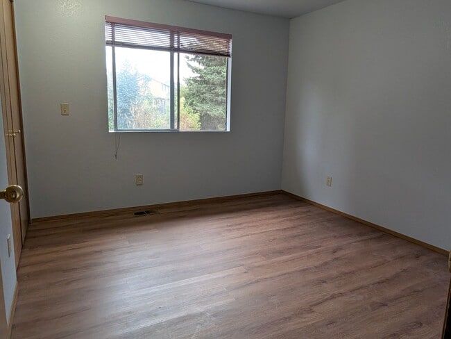 Building Photo - West of Lake Meridian, Easy Commute & Clos...