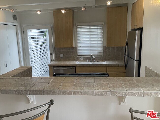 Building Photo - 516 N San Vicente Blvd