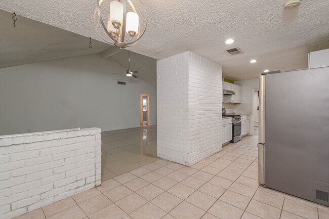Building Photo - 12054 Plumpoint Dr