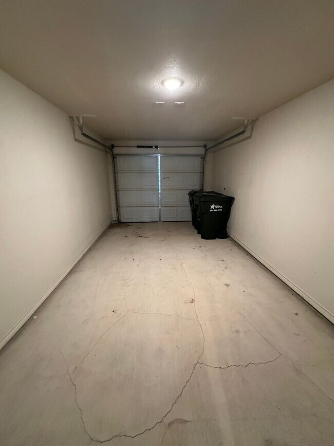 Building Photo - 3 Bedroom / 2 bathroom