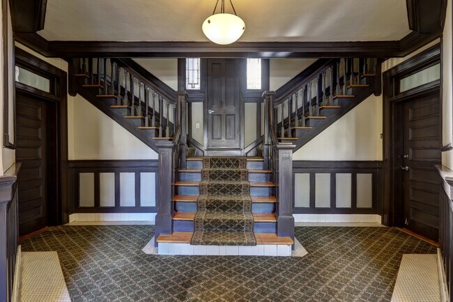 75 17th Entry Foyer - 75 17th St NE