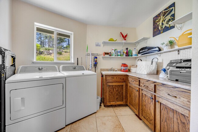 Building Photo - 323 Bodmer Ln