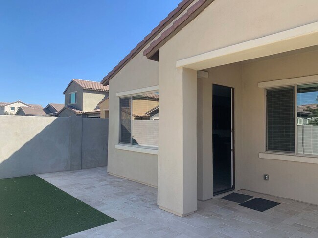 Building Photo - Spacious 3 Bed / 2 Bath Home with Stunning...