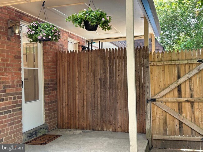 Building Photo - 411 Hampton Ct