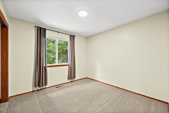 Building Photo - Spacious 3-Bed Home w/ AC, RV Parking & Hu...