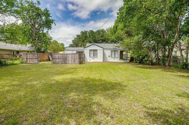 Building Photo - Fresh on the Market-  2 Bed, 1 Bath home i...